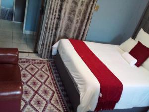 Rúm í herbergi á PS GOOD TIME GUEST HOUSE Contractor Group Accommodation Klerksdorp
