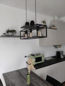 una habitación con una mesa con un jarrón con una planta en Casa Camelia - appartamento in centro a Seregno, en Seregno