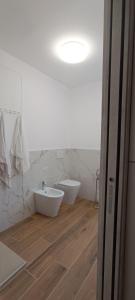 y baño con lavabo y aseo. en Casa Camelia - appartamento in centro a Seregno, en Seregno