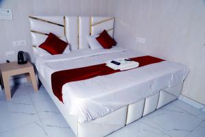 Ліжко або ліжка в номері Hotel Krishna Manu Palace Orchha