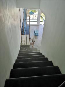 Una escalera que conduce a una habitación con ventana en NAVA b&b, en Mirissa