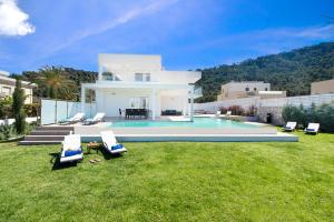 una villa con piscina in un cortile di Villa Odysseas a Ialyssos