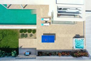 un modelo de casa con piscina en Villa Odysseas, en Ialisos