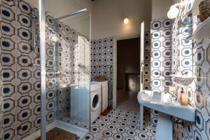 Un baño con lavabo y lavadora. en Villa Excelsior, en Toscolano Maderno
