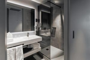 Ein Badezimmer in der Unterkunft Zonar Zagreb by Maistra City Vibes
