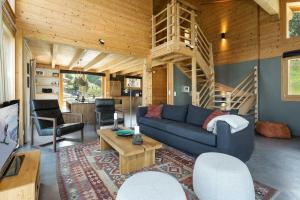 ラ・ズマにあるChalet Inchalatの青いソファとテーブルのあるリビングルーム