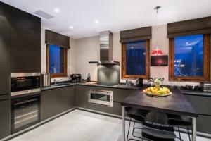 A cozinha ou cozinha compacta de Résidence Overview - Chalets pour 10 Personnes 994