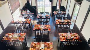 高山市にあるJAS HOTEL TAKAYAMAのテーブルと椅子が備わるレストランのオーバーヘッドビュー