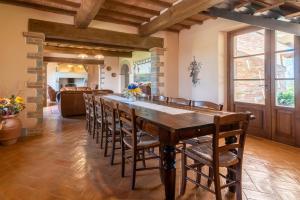 een grote eetkamer met een grote houten tafel en stoelen bij Villa Boschi Salviati in Montagnano