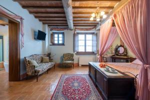 Großes Zimmer mit einem Bett, einem Sofa und einem Stuhl in der Unterkunft Villa Boschi Salviati in Montagnano