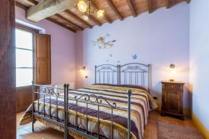 una camera da letto con un letto e un pavimento in legno di Villa Boschi Salviati a Montagnano Altre 36 foto