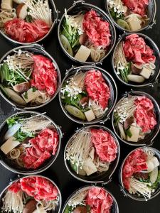 高山市にあるJAS HOTEL TAKAYAMAのいろいろな種類の食べ物を盛り込んだ鉢