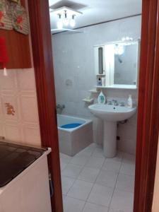 a bathroom with a sink and a toilet and a tub at Diamantina Kiss in Diamante