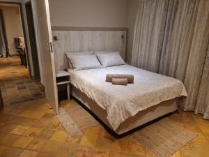 Ένα ή περισσότερα κρεβάτια σε δωμάτιο στο 282 Guesthouse/Self-Catering
