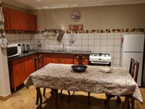 una cocina con una mesa con un tazón. en 282 Guesthouse/Self-Catering, en Centurion