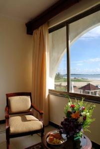 salon z krzesłem i oknem w obiekcie Paradise Isle Beach Resort w mieście Udupi