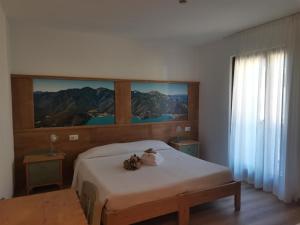 Rúm í herbergi á Albergo Silvana