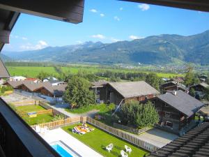 uitzicht op een dorp met huizen en een zwembad bij Select Top 11 - by Alpen Apartments in Piesendorf