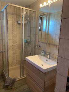 a bathroom with a sink and a shower at MeerEncore, Hohenzollernstr. 30 in Büsum