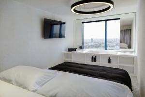 Ein Bett oder Betten in einem Zimmer der Unterkunft Zonar Zagreb by Maistra City Vibes