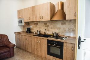 Majoituspaikan Brukenthal Central Apartments Sibiu keittiö tai keittotila