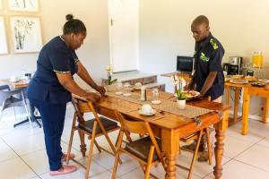 een paar mensen die rond een tafel staan bij Faraway Lodge in Durban