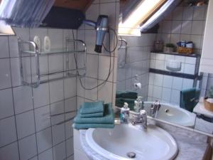 Koupelna v ubytování Eifelferienwohnungen "Familie Saxler" + 37 fotografií