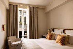 Château des Fleurs Hôtel & Spa Paris客房内的一张或多张床位