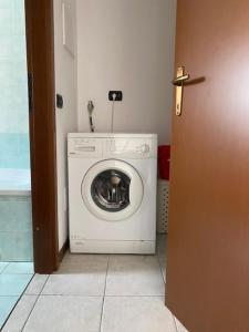 - Lavadora y secadora en una habitación con puerta en Da Tonio, en Lodi
