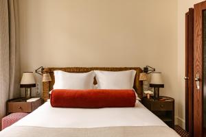 Château des Fleurs Hôtel & Spa Paris客房内的一张或多张床位