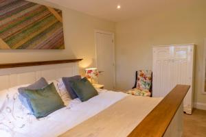 Un pat sau paturi într-o cameră la The Lodge at Highlands