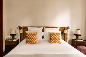 Château des Fleurs Hôtel & Spa Paris客房内的一张或多张床位