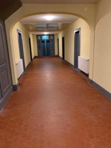 an empty hallway in an office building with a red floor at STUDIOS à louer in Courrendlin