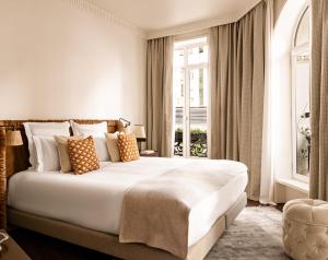 Château des Fleurs Hôtel & Spa Paris客房内的一张或多张床位