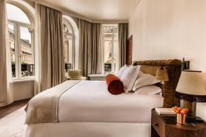 巴黎Château des Fleurs Hôtel & Spa Paris的带一张白色大床和窗户的卧室