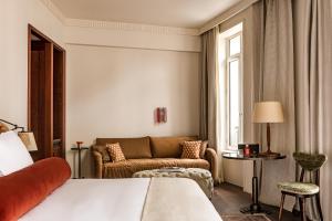 Château des Fleurs Hôtel & Spa Paris客房内的一张或多张床位