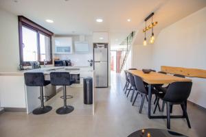 a kitchen and dining room with a table and chairs at 3083 Casa Nueve in San Pedro del Pinatar