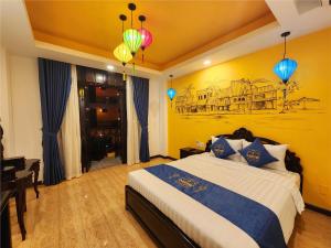- une chambre avec un lit et une peinture murale dans l'établissement iHome Hoi An, à Hội An