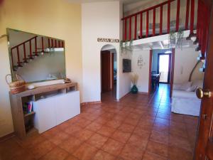 - un salon avec un escalier et un canapé dans l'établissement Casa Mea, à Porto Torres