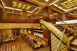 Un restaurante o sitio para comer en Hotel Caspia Pro Greater Noida