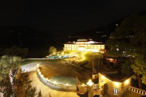 A piscina em ou perto de Waterfront Resort by KGH Group