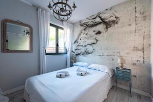 Un dormitorio con una cama con dos cajas. en ALTIDO Cosy flat with splendid sea view, en Zoagli