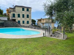 una piscina en un patio junto a un edificio en ALTIDO Cosy flat with splendid sea view, en Zoagli