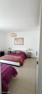Habitación blanca con cama y lámpara de araña. en Sweet holidays en Matera