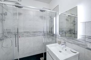 Ένα μπάνιο στο Virgo Suite Apartment +17 φωτογραφίες