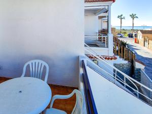 a table and chairs on a balcony with a view of the ocean at Playa de Peñíscola - Ideal familias 6-7 pax o Parejas 2-4 pax - terraza - parking in Peniscola