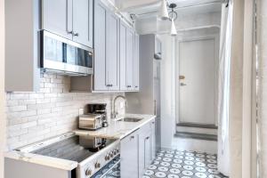 Kitchen o kitchenette sa NoMad 1br w wd elevator roof NYC-1055