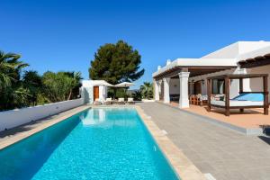 una villa con piscina y una casa en Villa Sa Tanca Den Lloses, en Can Furnet