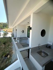 ein Badezimmer mit zwei Waschbecken und einer Arbeitsplatte in der Unterkunft I Do Farmstay in Bukit Mertajam