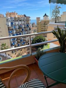 balkon z widokiem na miasto w obiekcie Estudio en Fuengirola con vistas al mar w mieście Fuengirola